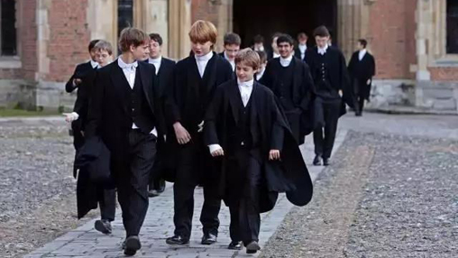 校服承擔(dān)育人功能，但為何中國(guó)校服卻承擔(dān)管理功能？